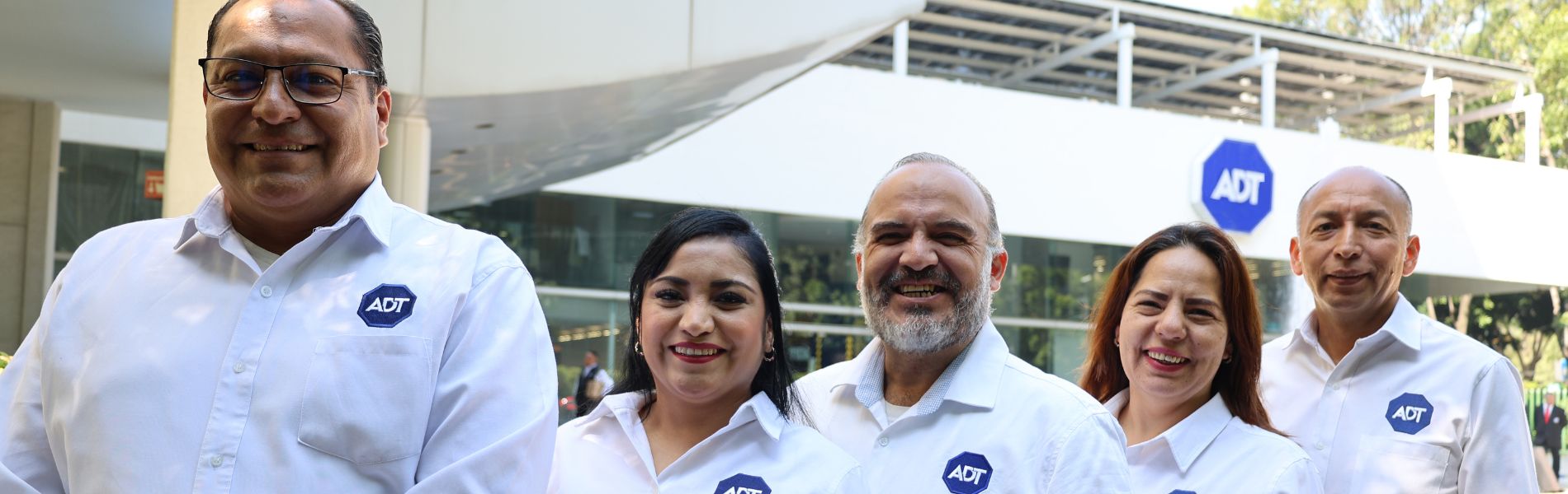 Comerciales de ADT en exteriores de las oficinas.