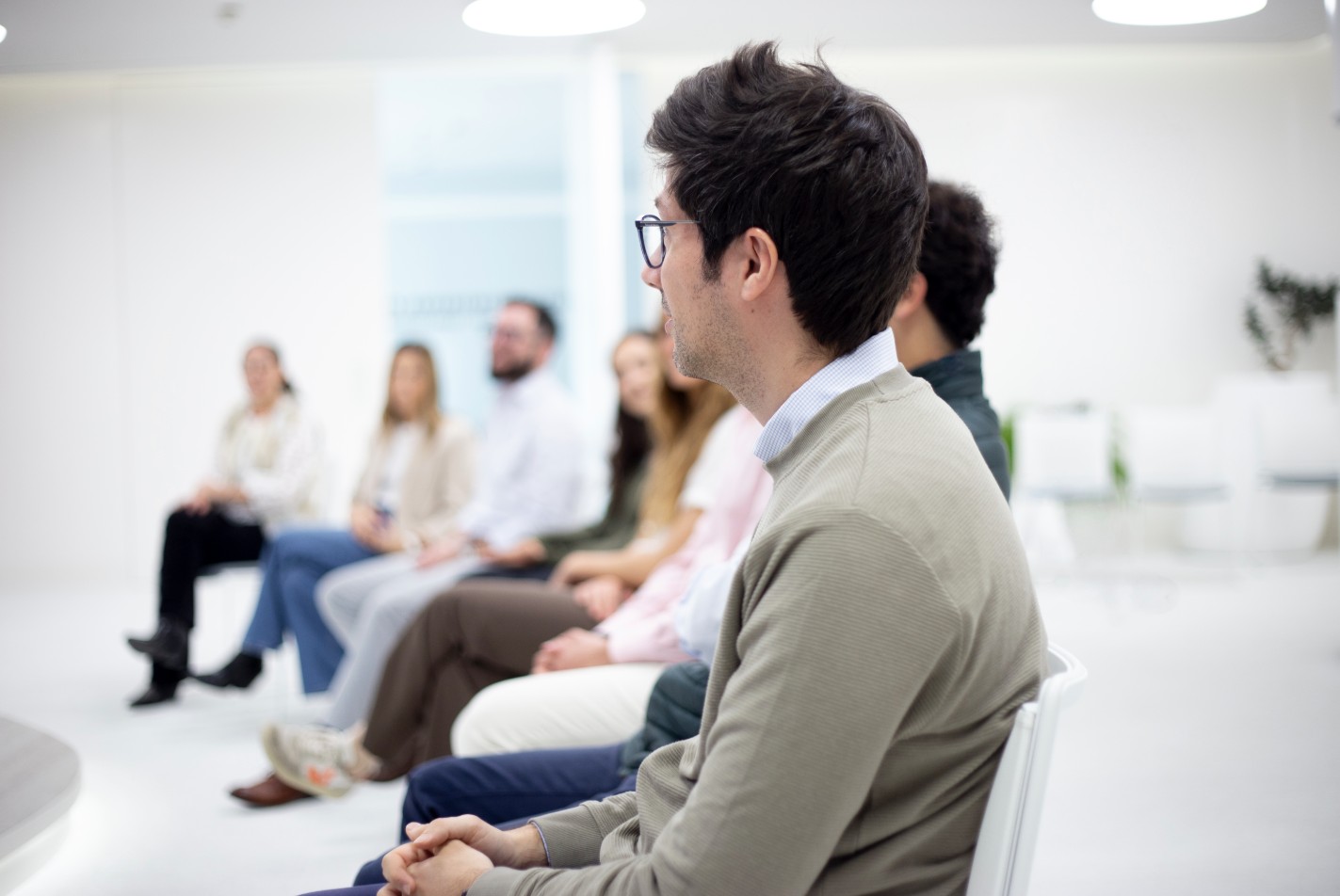Chico con gafas atendiendo a una explicación.