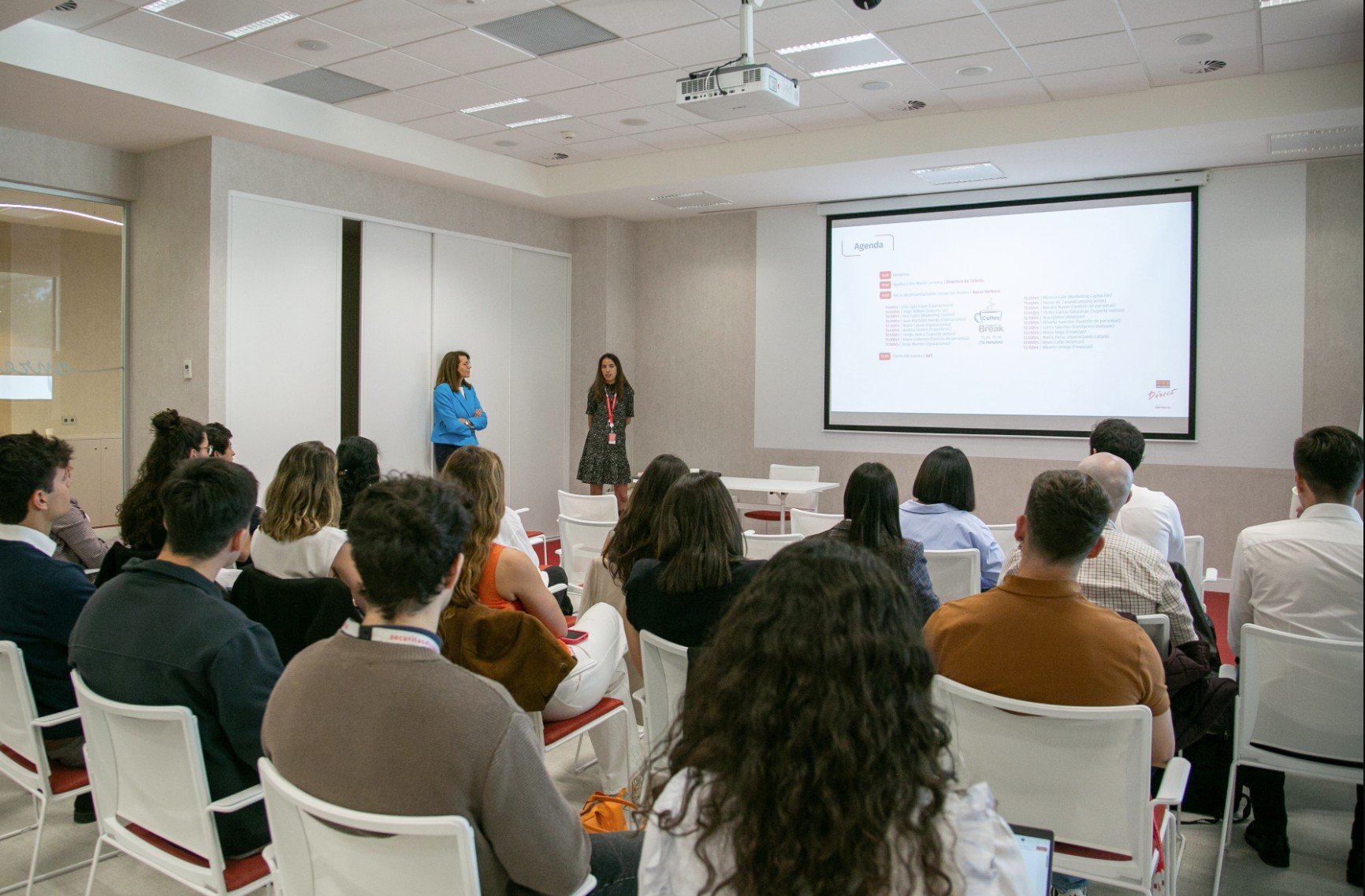 Personas en una charla de trabajo.