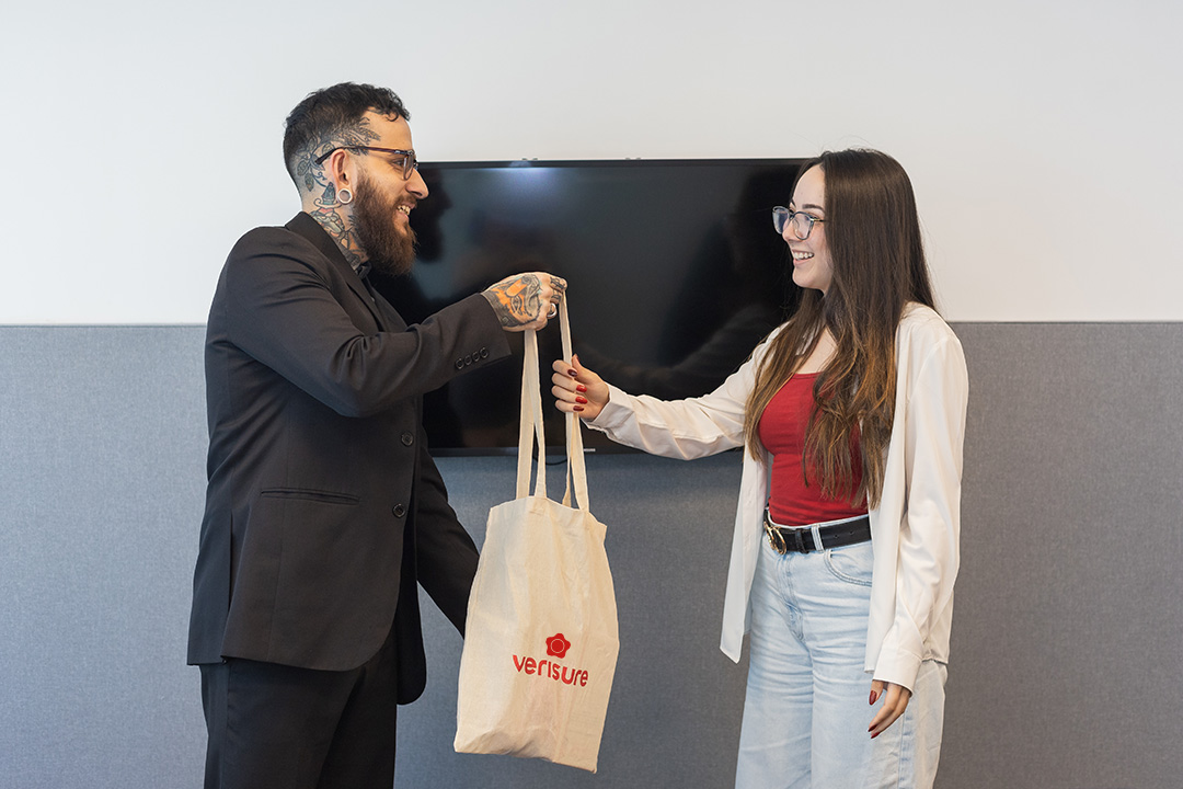 Homem em café com smartphone