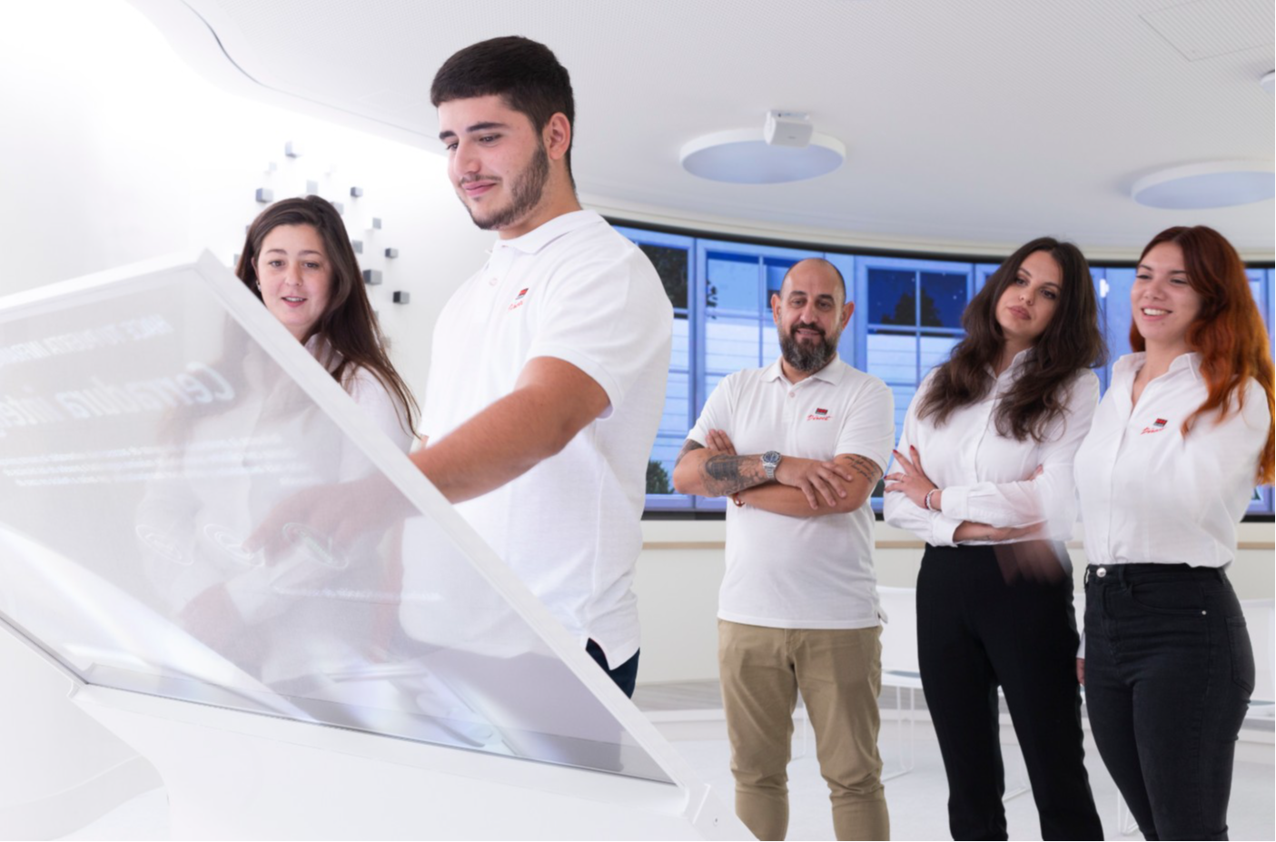 Empleados de Verisure observando una marquesina.