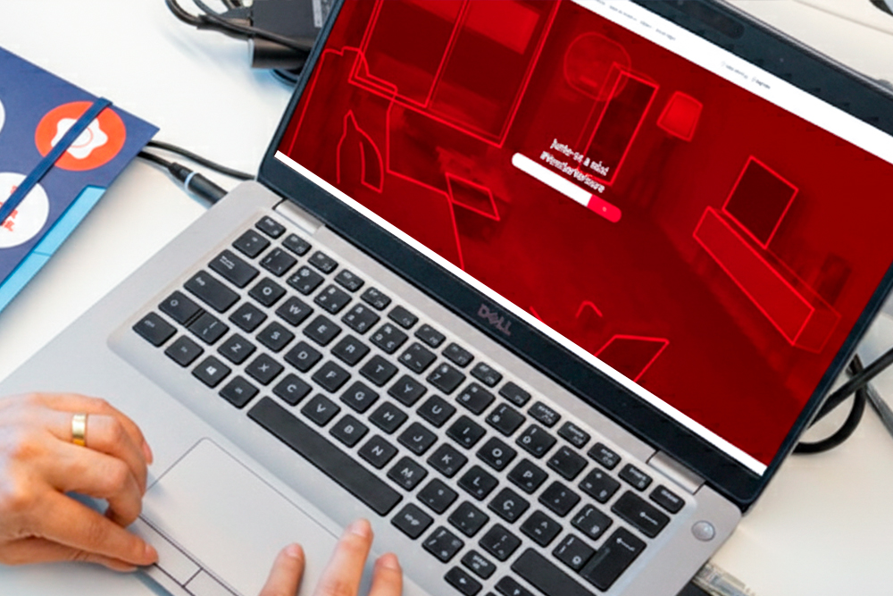 Candidate looking for Verisure jobs on his phone