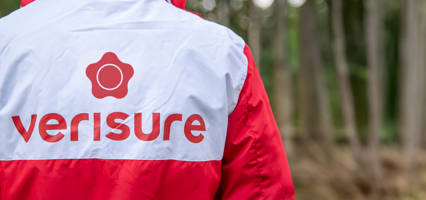 Verisure employee adjusting camera