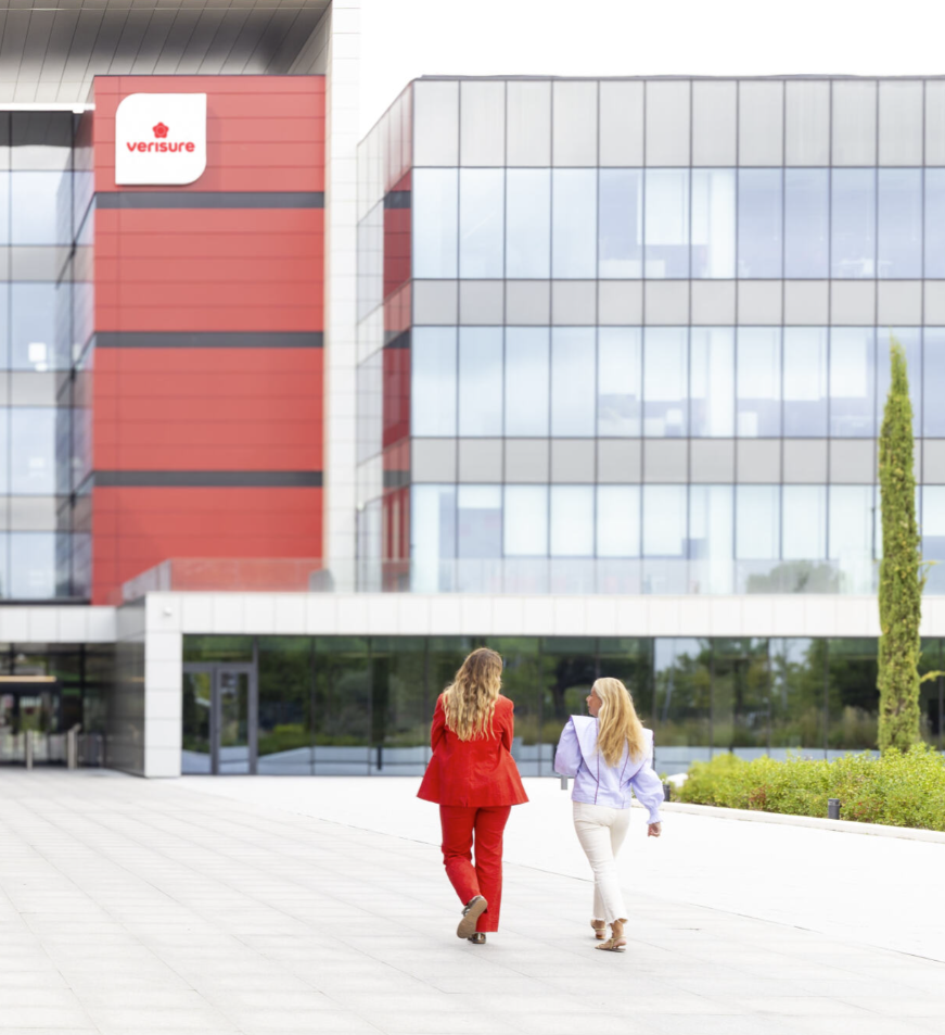 Chicas de Verisure en el exterior de las oficinas de Madrid.