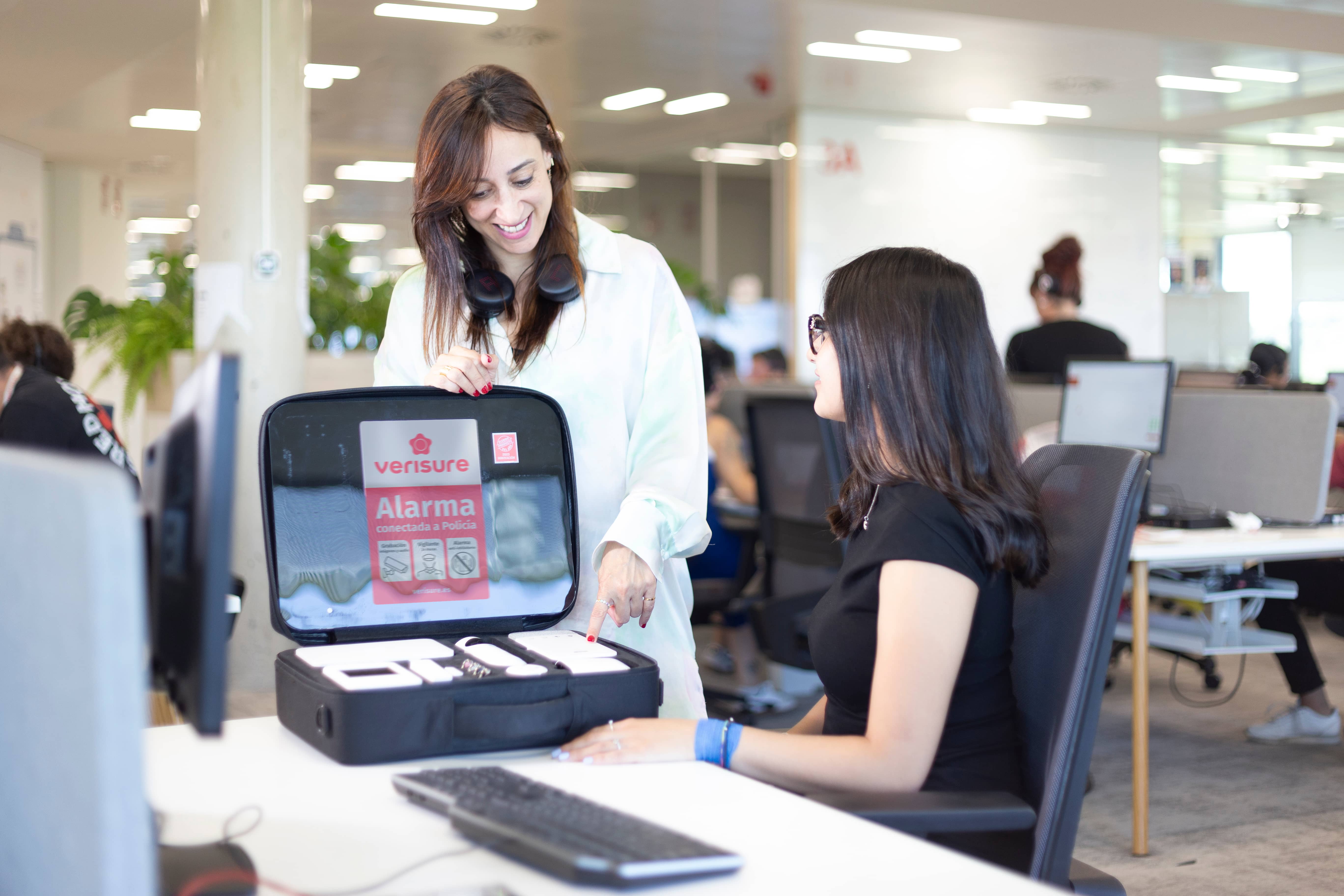 Equipo de comercial telefónico en entorno de trabajo