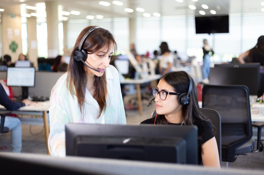 Profesional de atención al cliente atendiendo una llamada