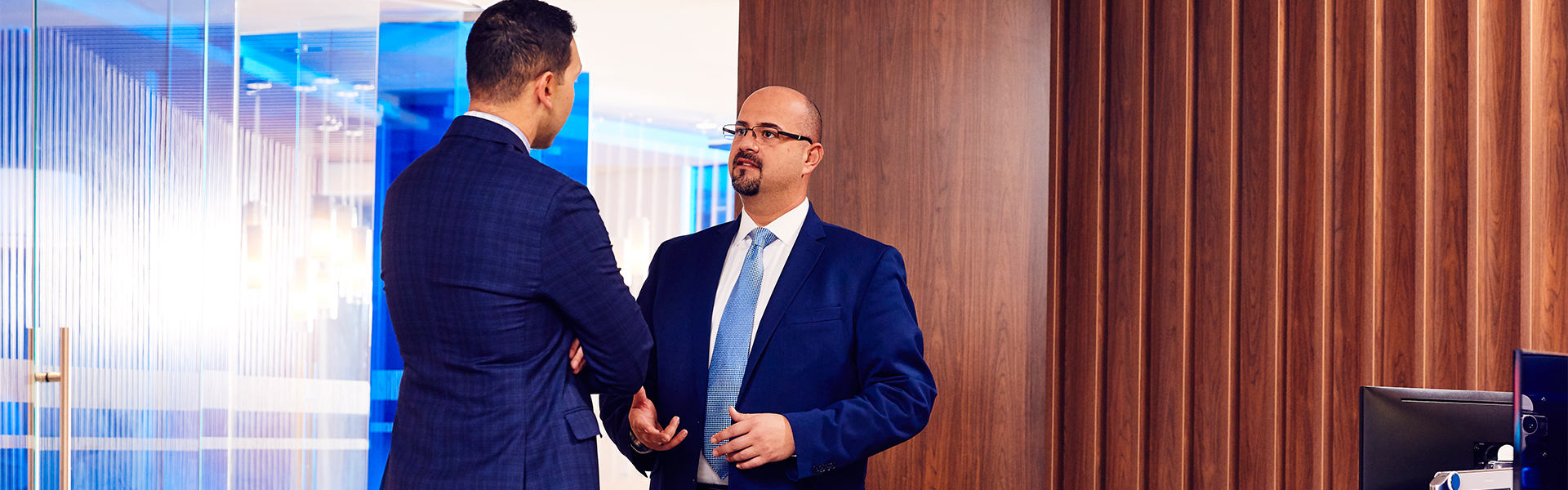 Two male employees having a discussion.