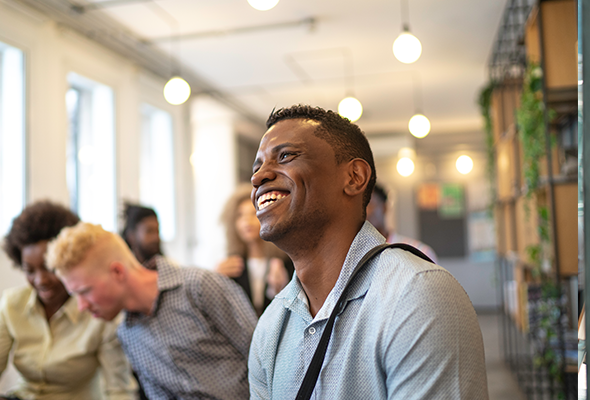 Hombre diverso sonriendo