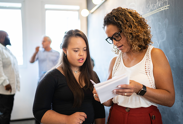 Mujer mentora de otra mujer