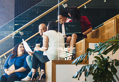Equipo trabajando en escaleras