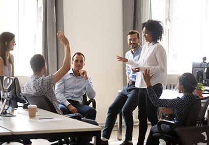 Profesionales reunidos con las manos levantadas