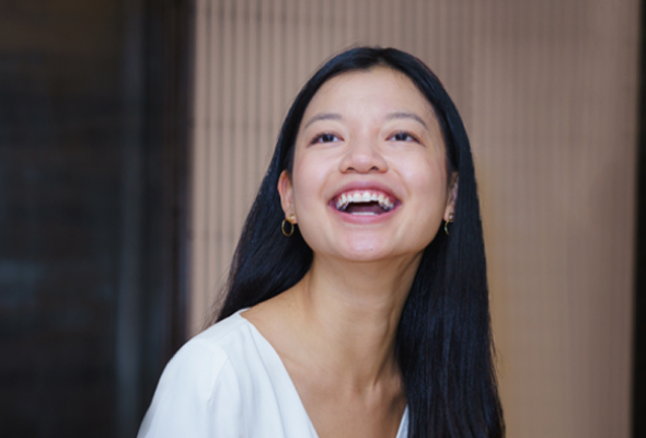 Cultura- Mujer sonriente