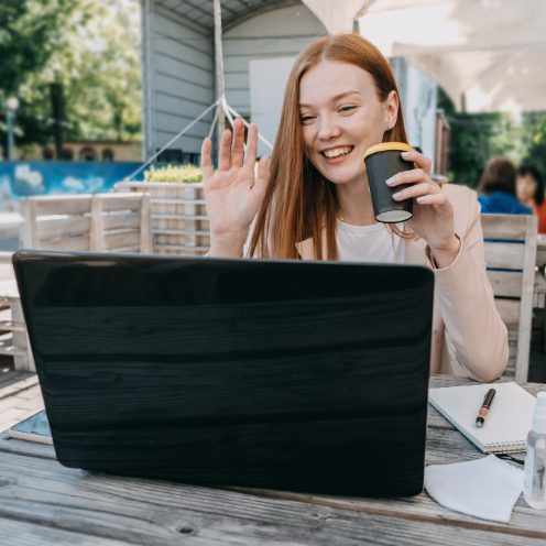 working-outdoors-remote-work-redhead-business-w-2023-11-27-05-35-01-utc4