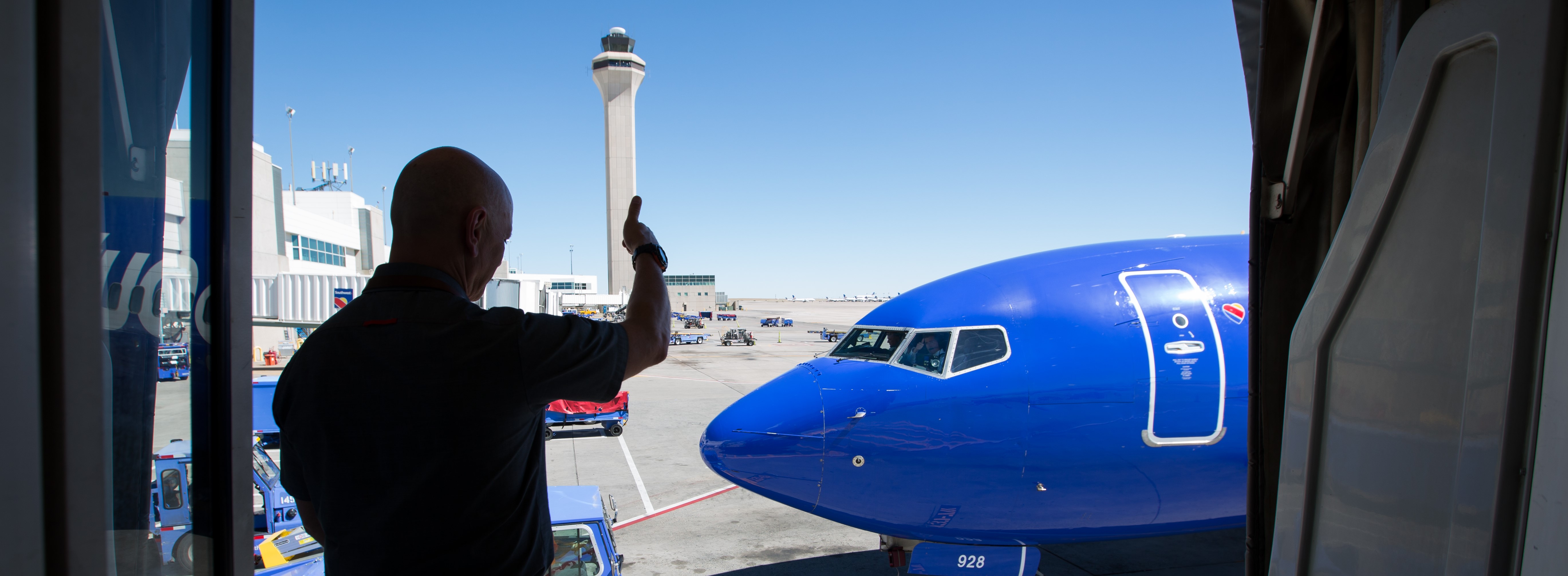 Southwest Operations Agent giving thumbs up to Pilot.