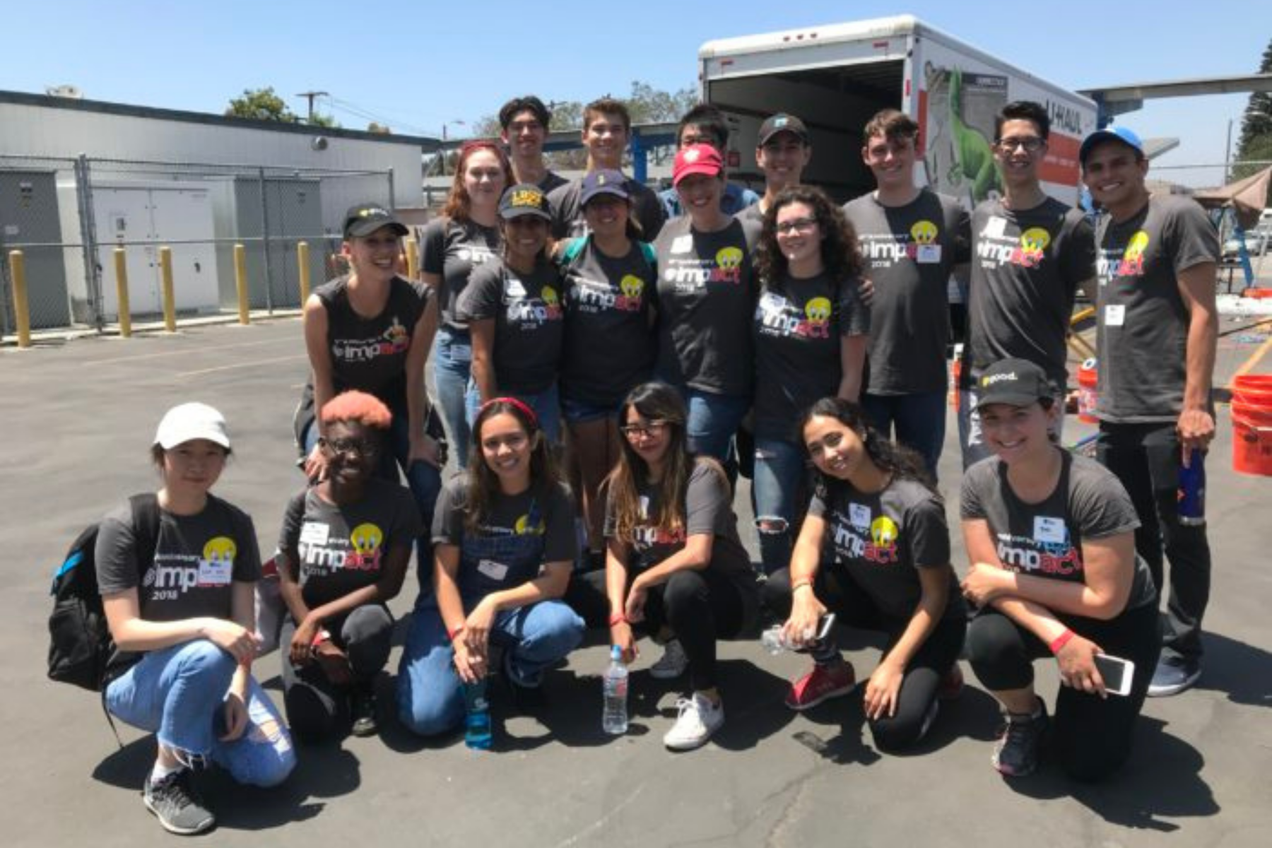 Grupo de 21 estudiantes en el lote de Warner Bros. Studio