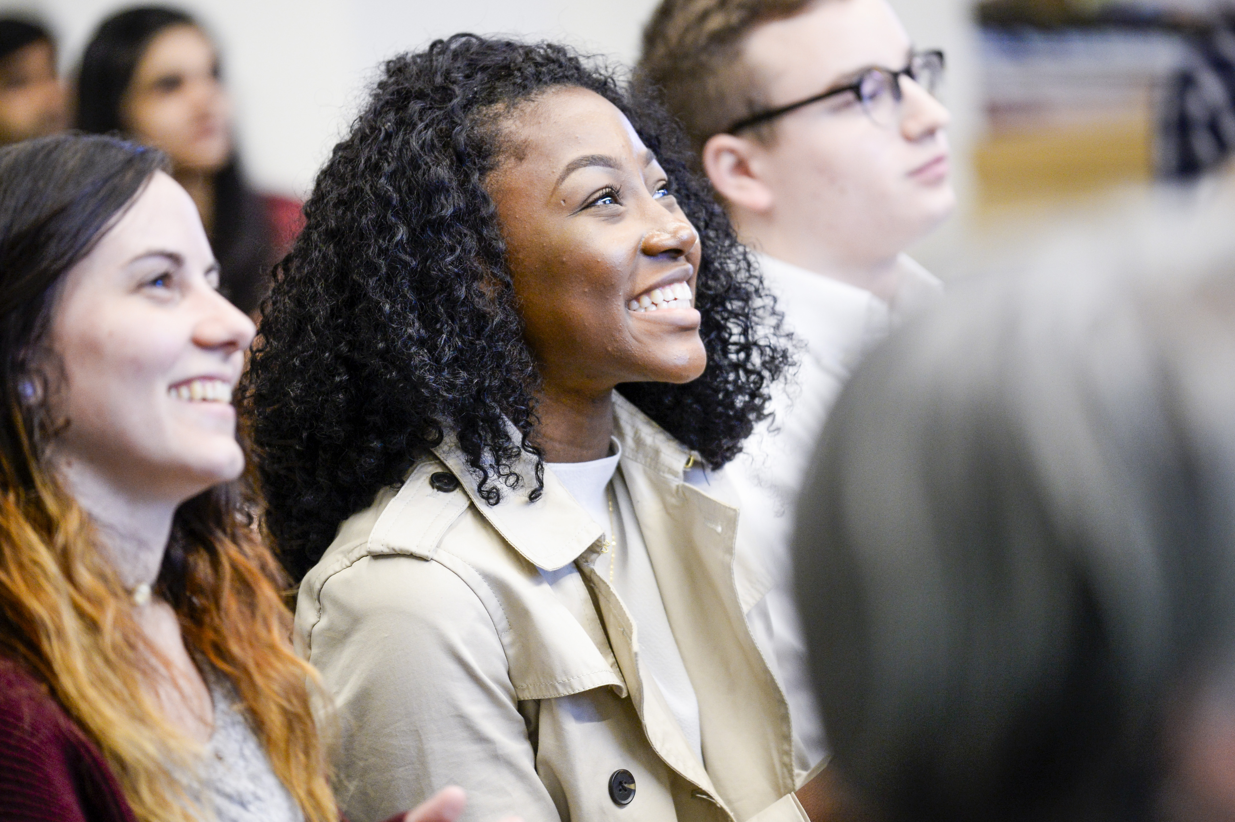 Zbliżenie trzech młodych profesjonalistów oglądających prezentację