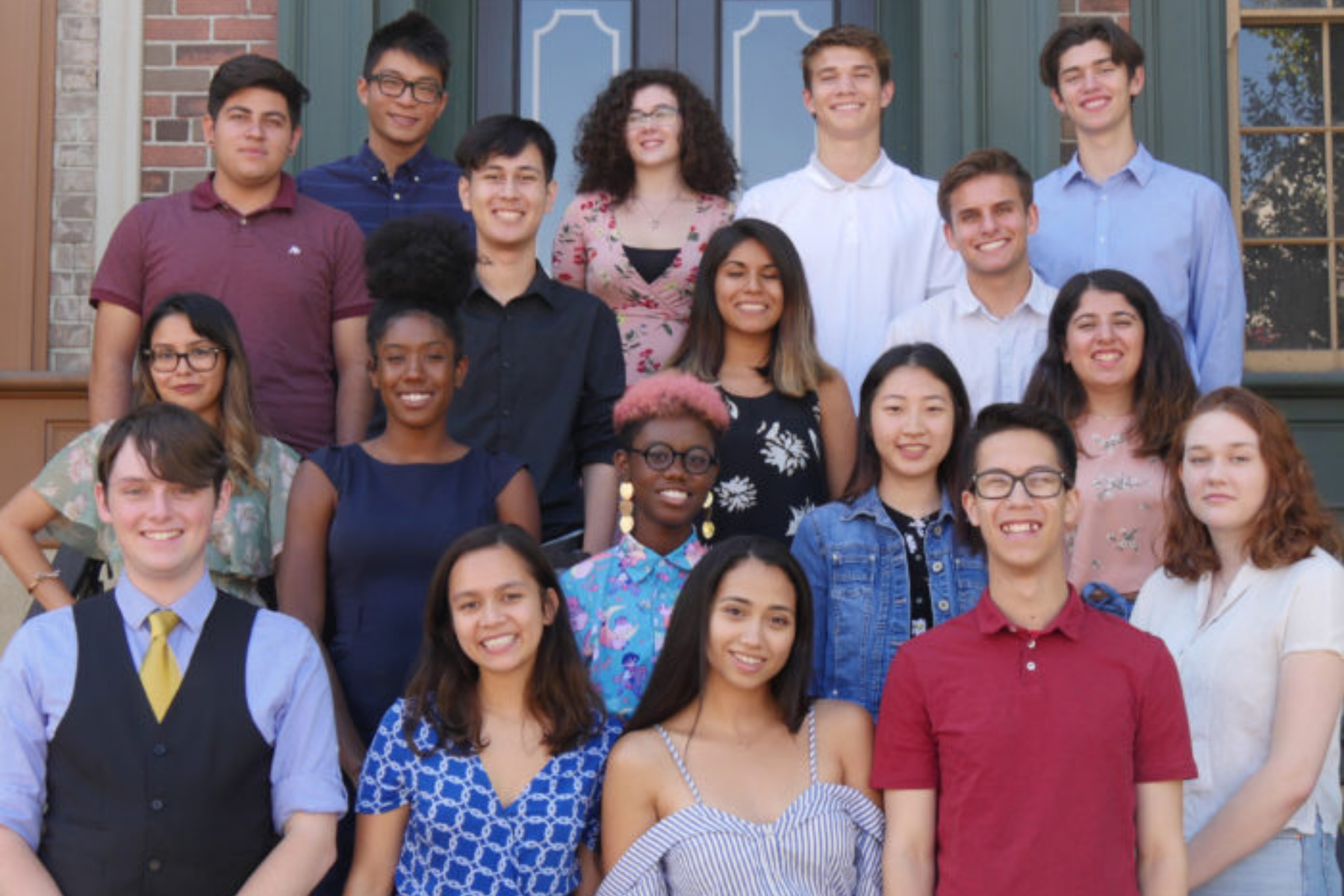 Grupo de 18 estudiantes frente a una casa en el Warner Bros. Studio Lot