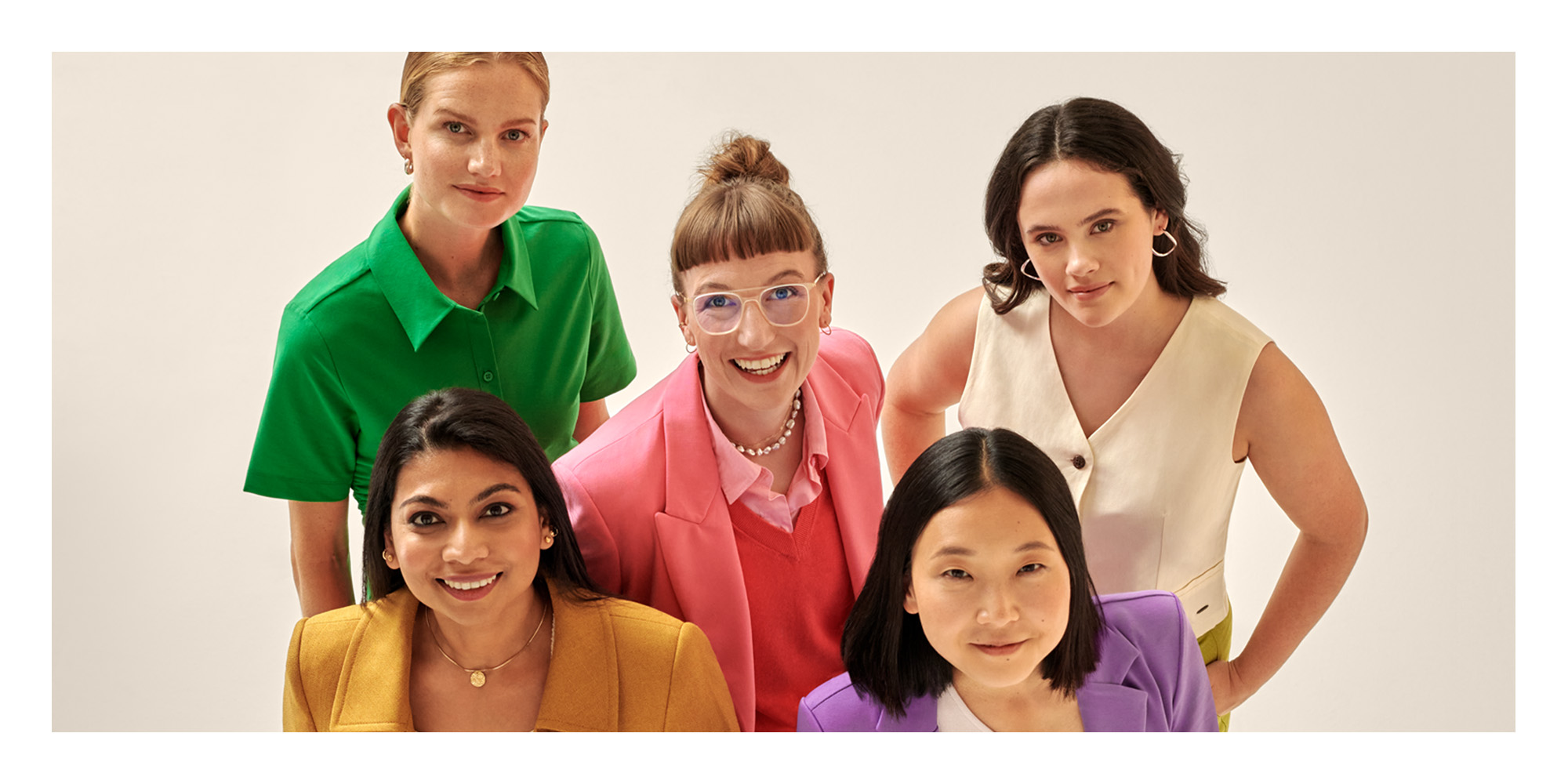 Das Bild zeigt fünf Frauen unterschiedlichen Alters und Herkunft