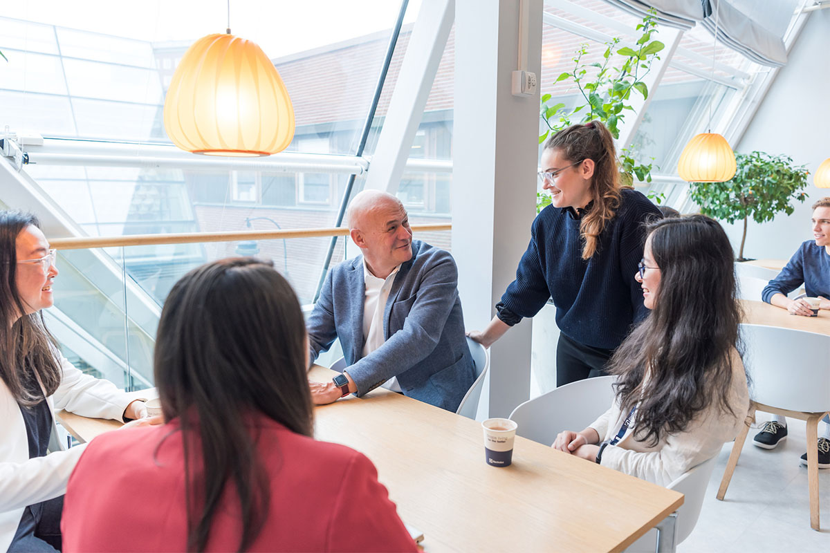 Diversity and inclusion page colleagues collaborating