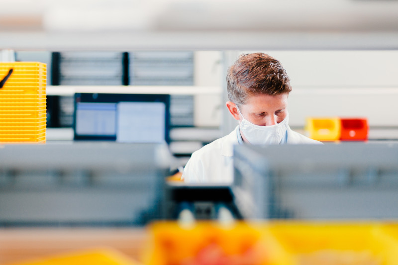 Employee in our Kornwestheim lab