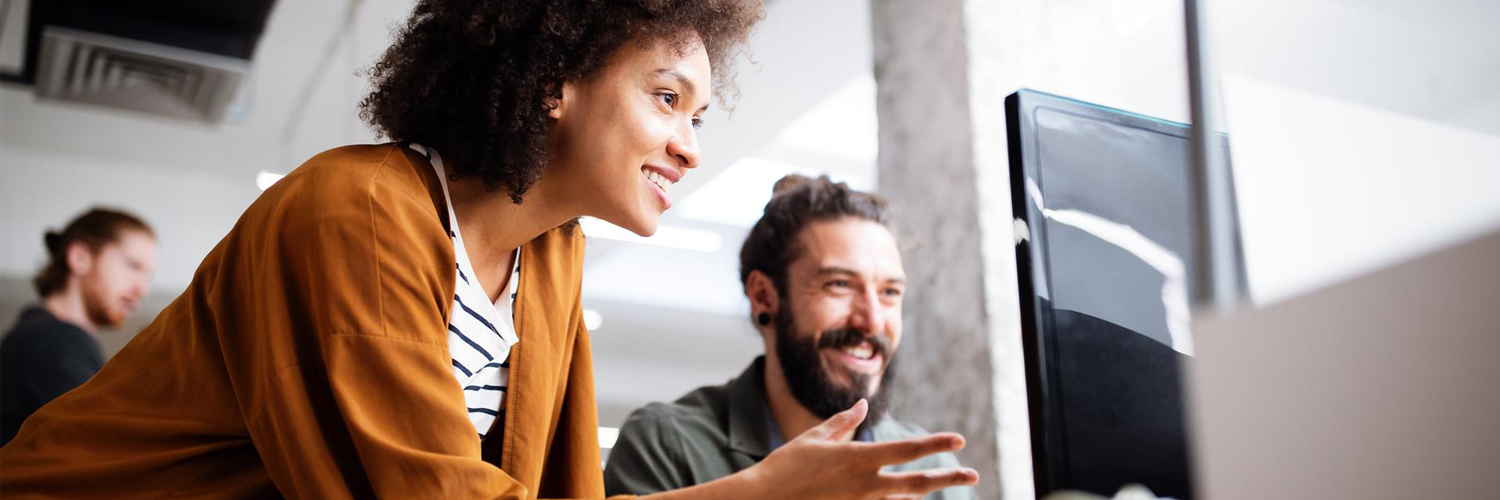 Mulher e homem sorrindo