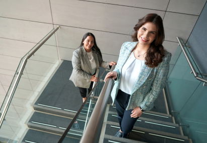 Kuehne+Nagel Employees standing on steps