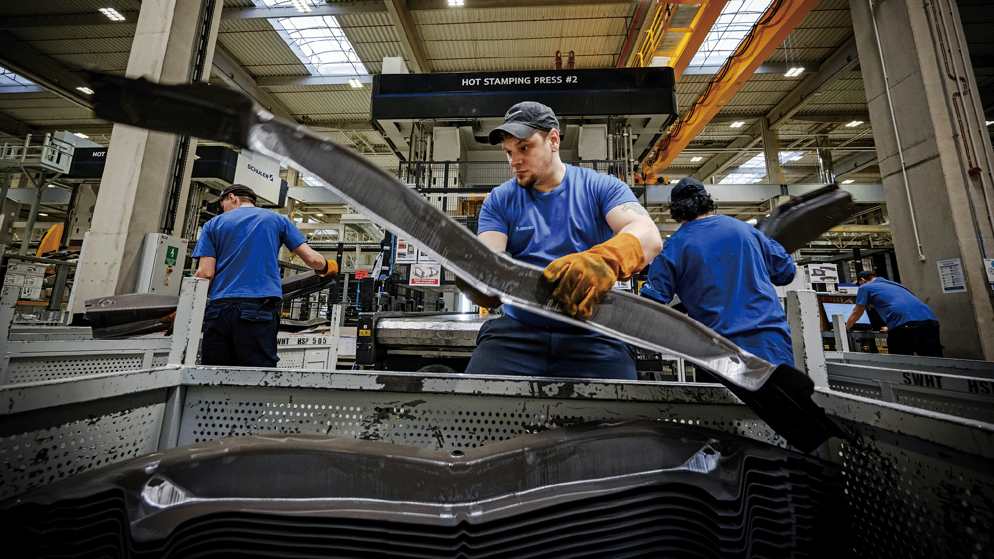 Hyundai-employees2resize