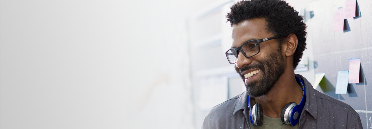 Homem sorrindo em frente ao grande calendário