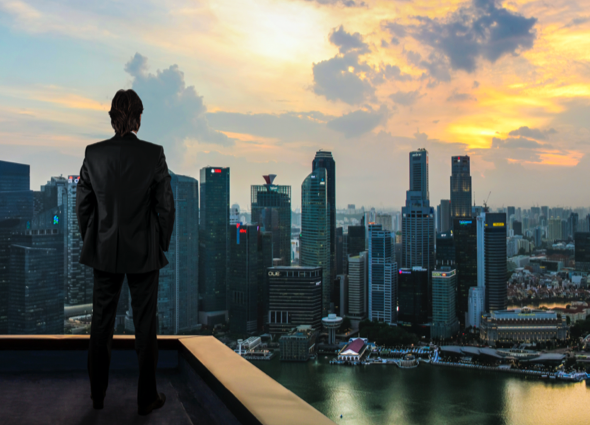 Geschäftsmann mit Blick auf die Skyline der Stadt