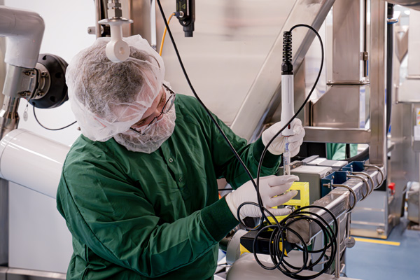 Scientists_working-on-computer-in-lab_lo_96dpi