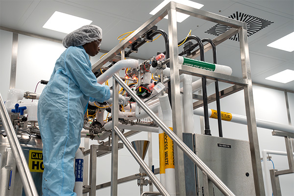 Scientists_working-on-computer-in-lab_lo_96dpi
