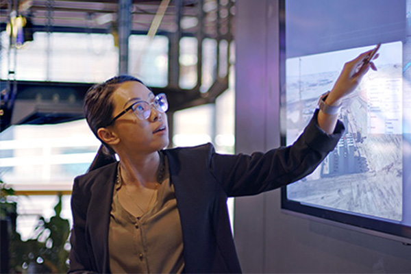 Scientists_working-on-computer-in-lab_lo_96dpi