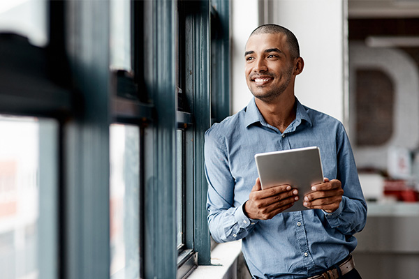 Scientists_working-on-computer-in-lab_lo_96dpi