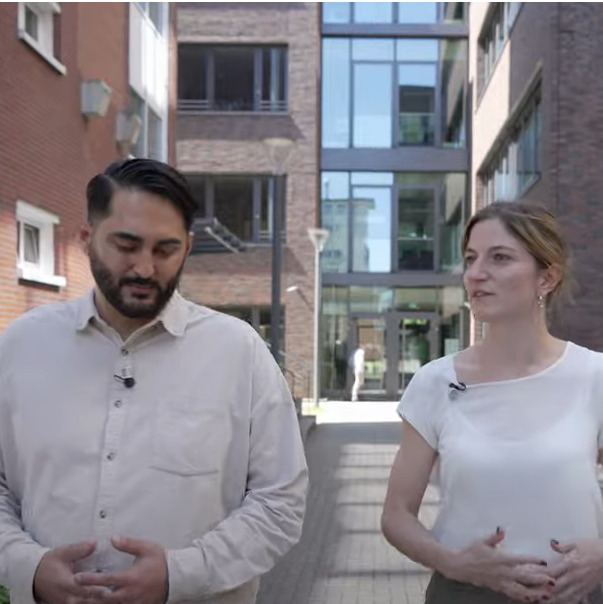 Nicola Eissner, Operations Manager und Kaan Incel, Manufactoring Manager High Voltage, ihre persönlichen Erfahrungen und sprechen unter anderem über ihre größten Herausforderungen als junge Führungskräfte und ihre Inspirationsquellen.