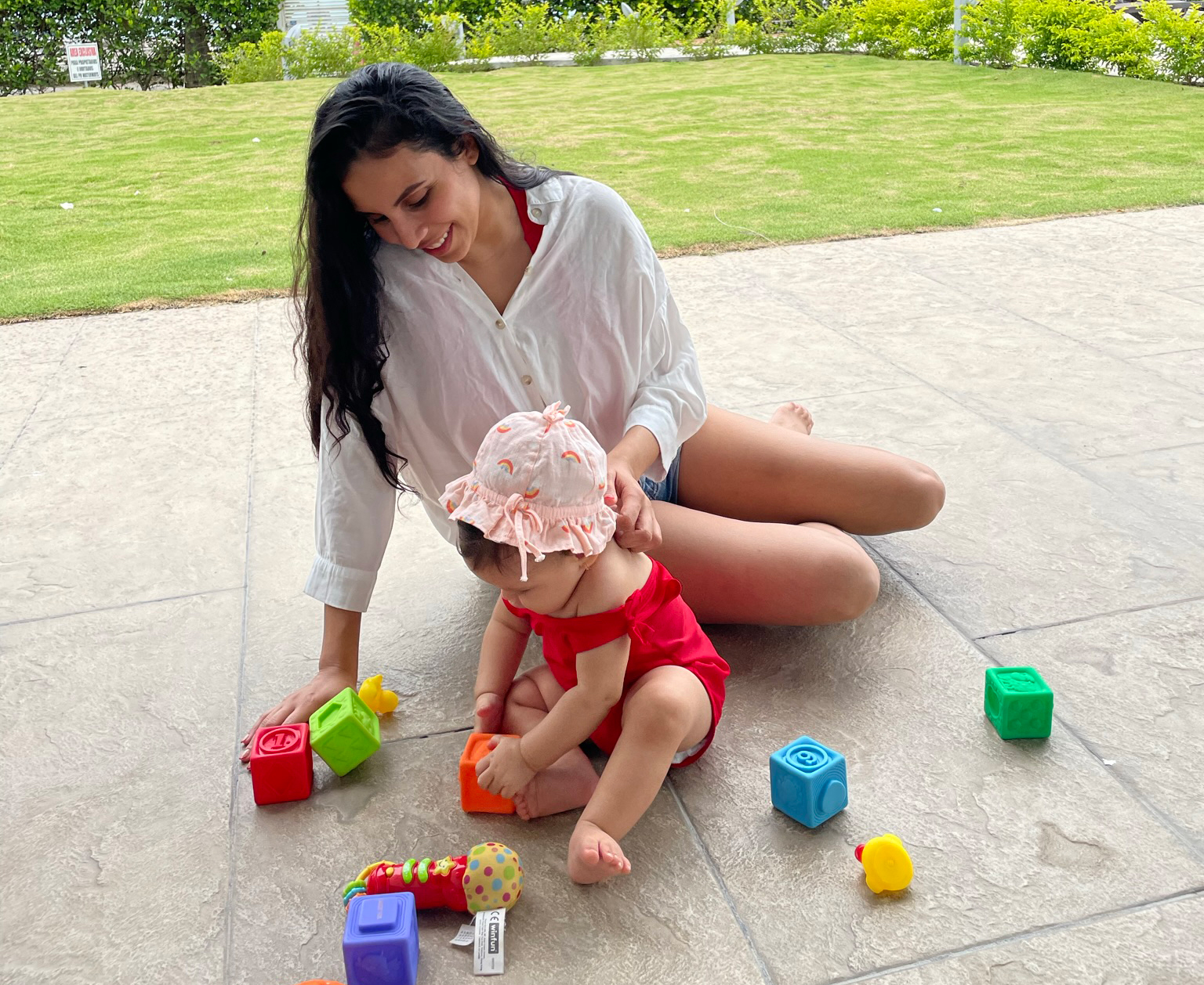 Una madre jugando con su hija en el patio de su casa