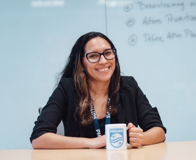 Una colaboradora de Philips sonriendo
