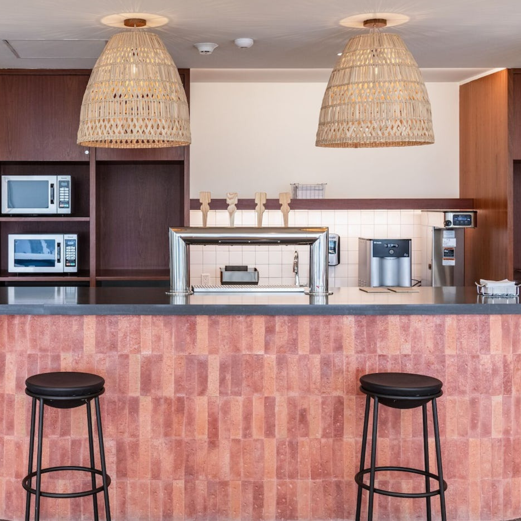 Image of our bright pink tiled bar in the CDMX oficina where we provide food and beverages.
