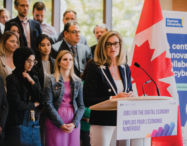 À titre de cofondatrice du centre Rogers Cybersecure Catalyst, RBC parraine une initiative visant à améliorer les cyberpolitiques