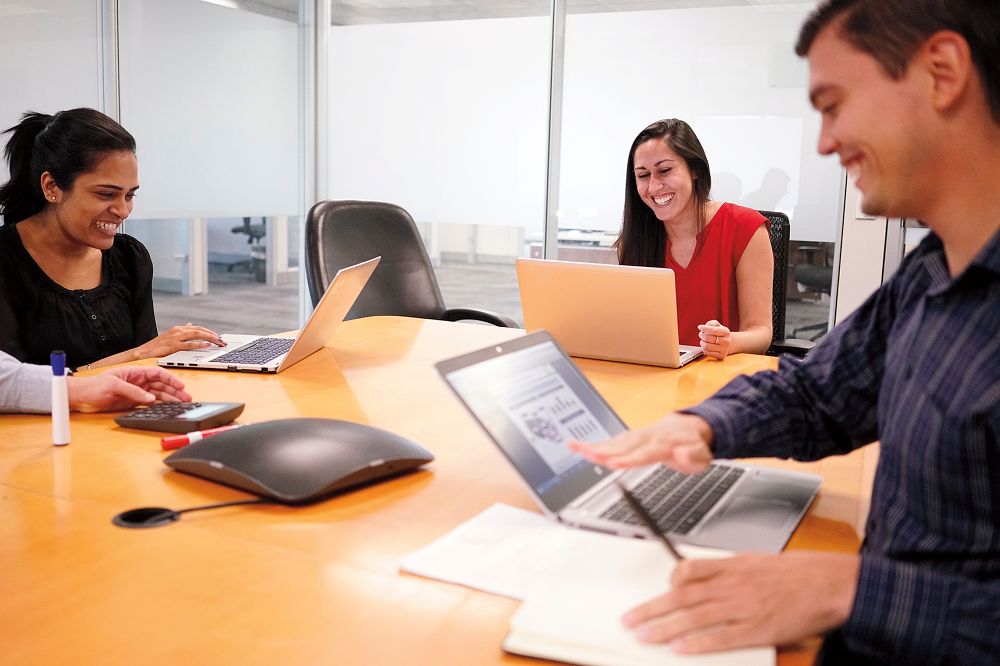 Communauté des talents : équipe travaillant en collaboration dans la salle de conférence