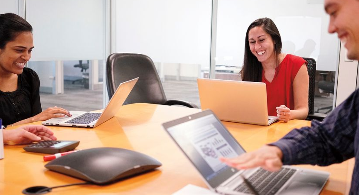 Communauté des talents : équipe travaillant en collaboration dans la salle de conférence